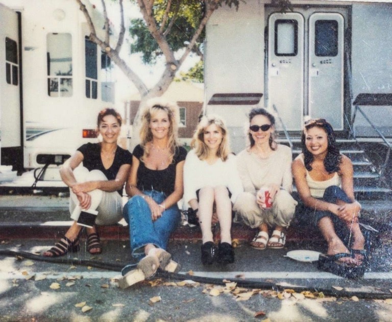 Erin Brockovich (left 2) on set of the movie "Erin Brockovich" in 2001